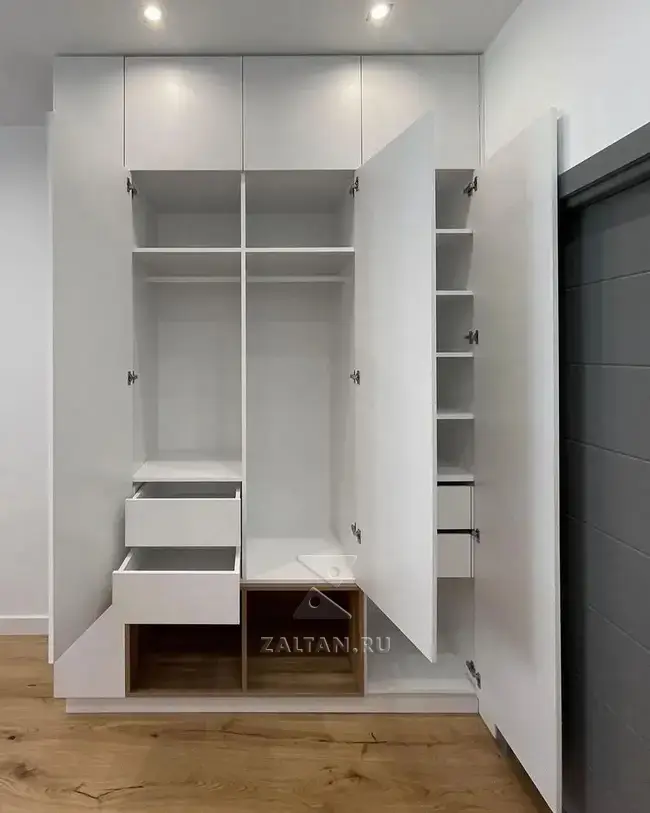 Белый корпусный шкаф в спальню