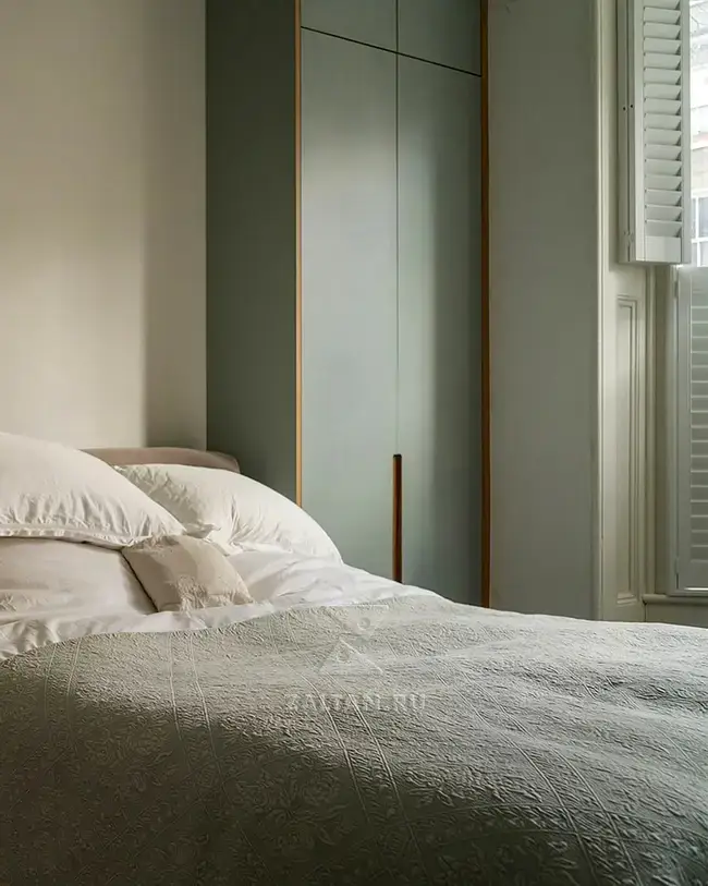 Шкафы по бокам от кровати