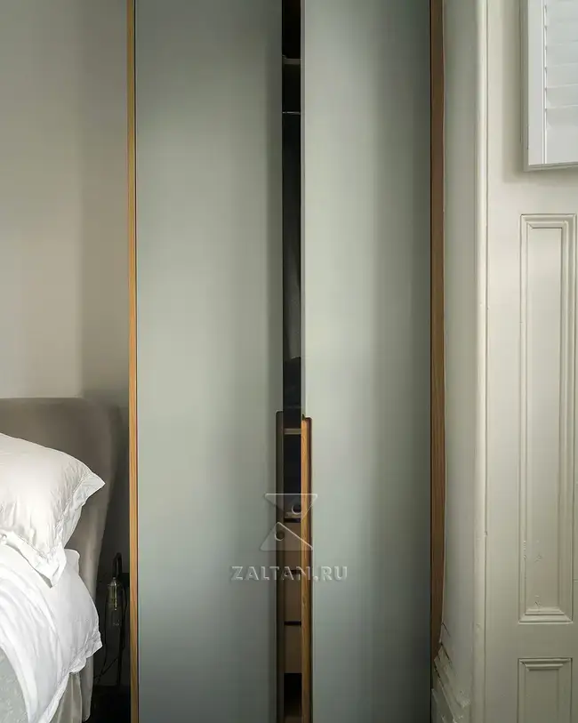 Шкафы в спальню с интегрированными ручками