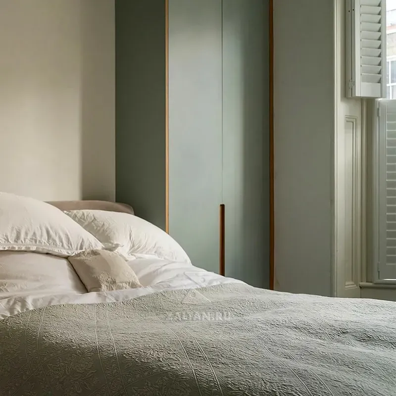 Шкафы по бокам от кровати