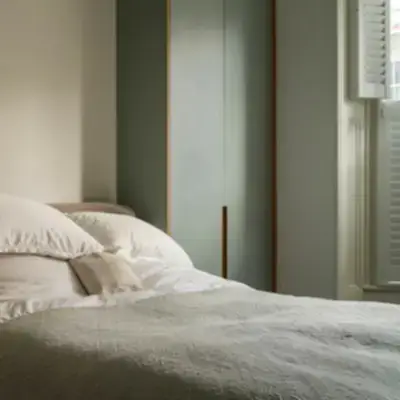 Шкаф в спальню у изголовья кровати