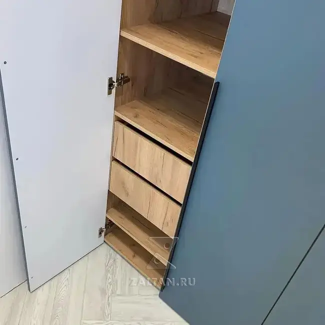 Низкий цоколь в шкафу