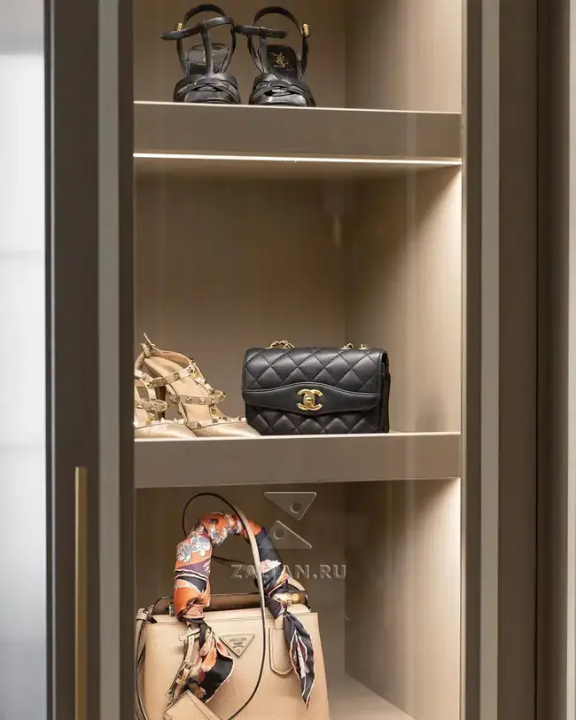 Полки закрыты стеклянными фасадом