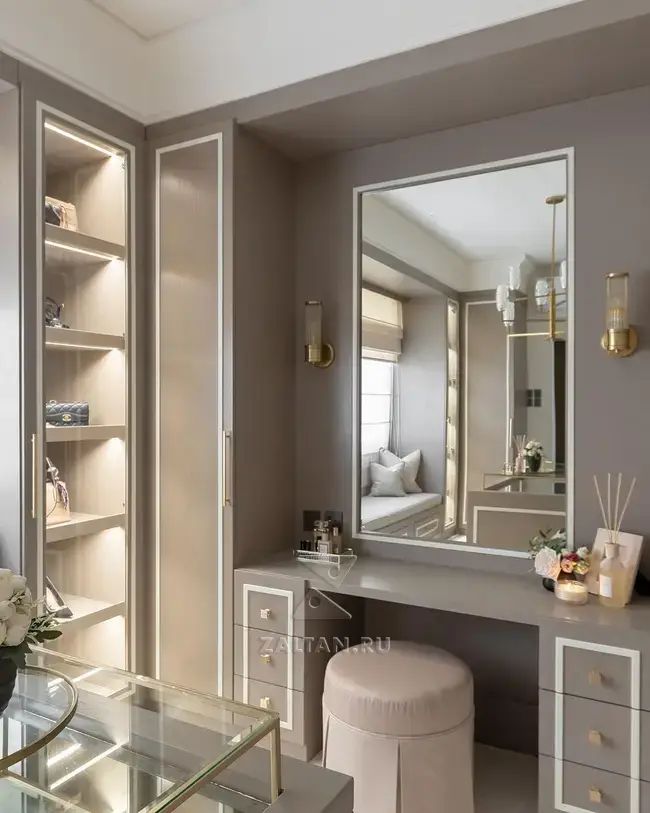 Туалетный макияжный стол в гардеробной