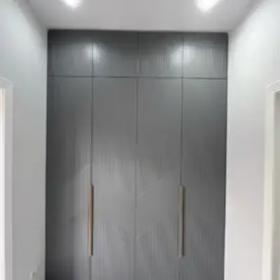 Серый реечный шкаф в коридор