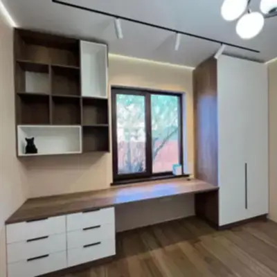 Рабочее место у окна в детскую и шкаф