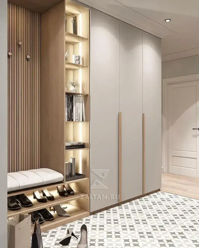 Прихожая с рейками и открытыми полками