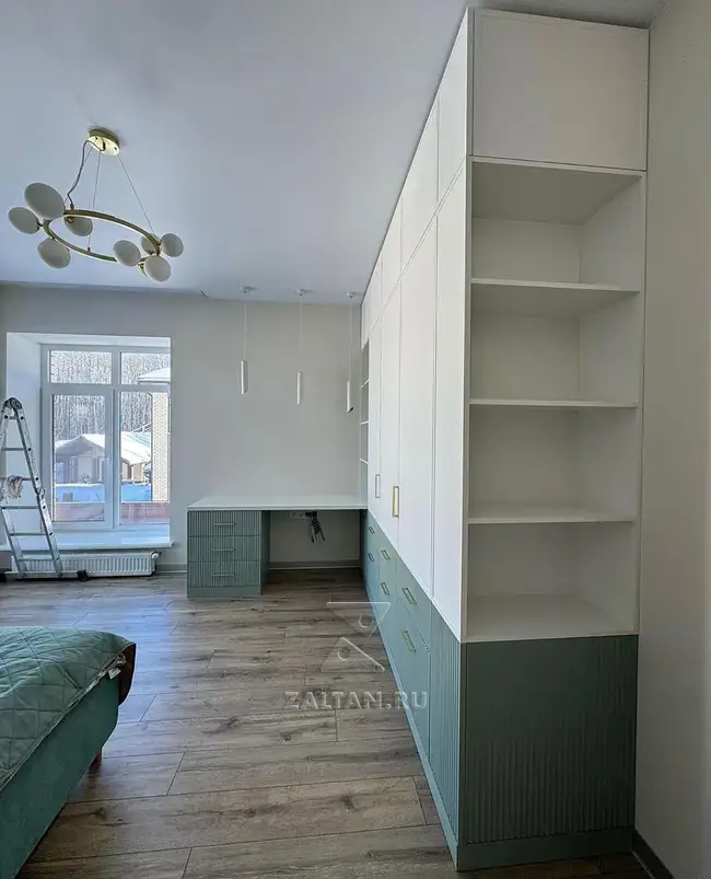 Открытые полки с торца шкафа