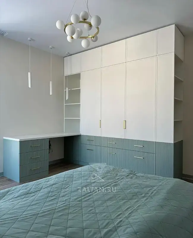 Угловой шкаф в спальню совмещёный с рабочим местом