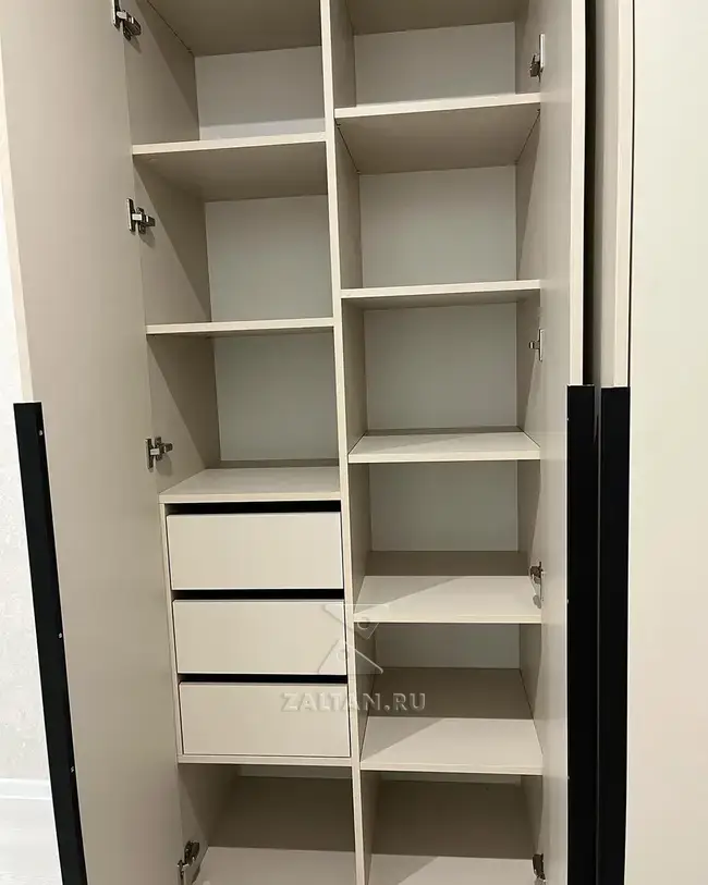 Полки и ящики в наполнении шкафа