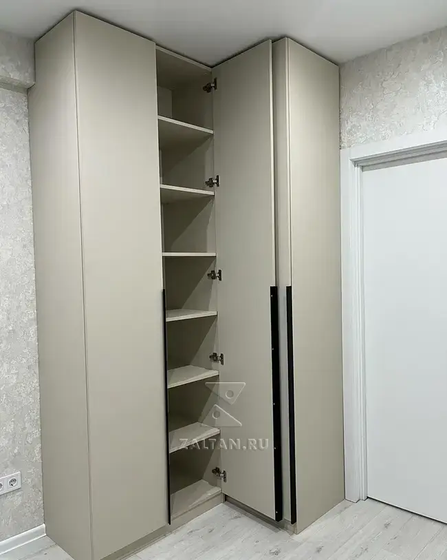 Секция с полками в шкафу