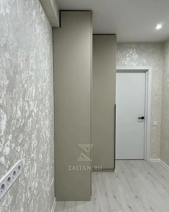 Шкаф размещён в углу комнаты