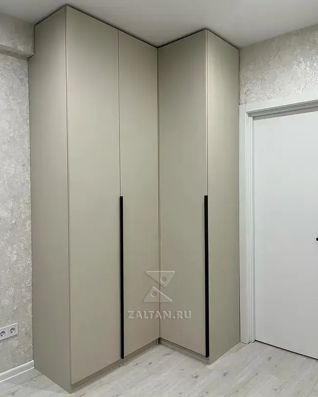 Угловой корпусный шкаф в спальню