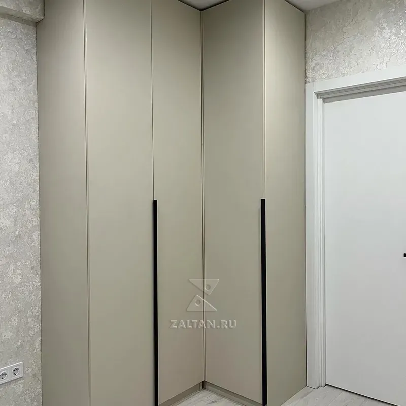 Угловой корпусный шкаф в спальню