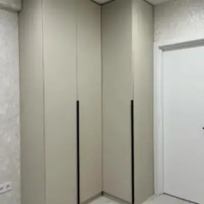 Угловой шкаф с гладкими фасадами