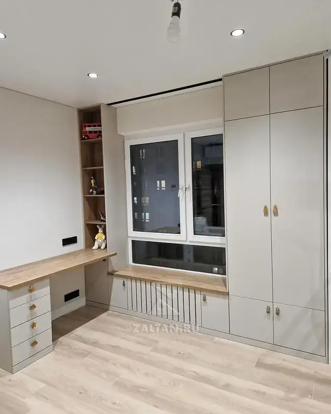 Шкаф и рабочее место у окна