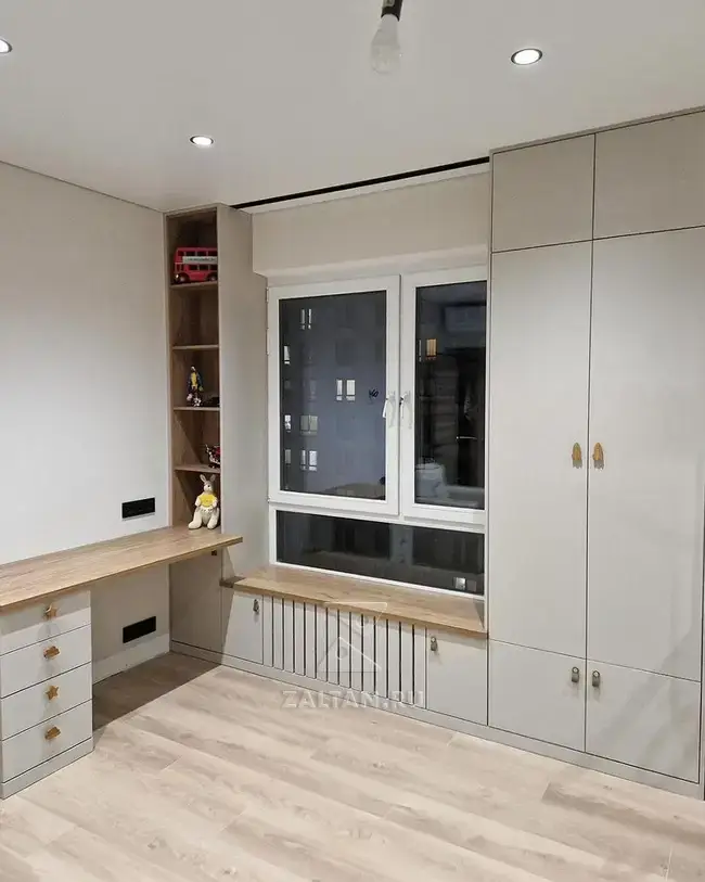 Шкаф по бокам от окна в детскую