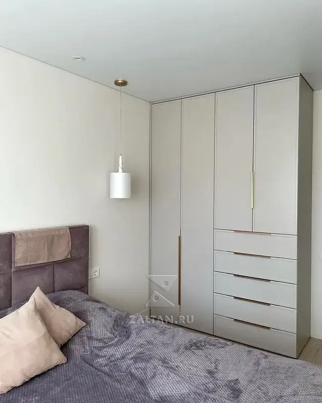 Серый шкаф в спальню