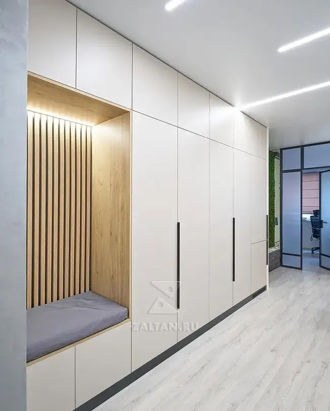 Прихожая с рейками