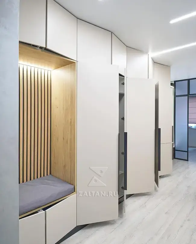 Распашной шкаф в прихожей