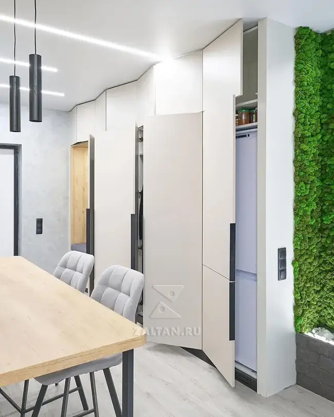 Шкаф с холодильником в прихожей