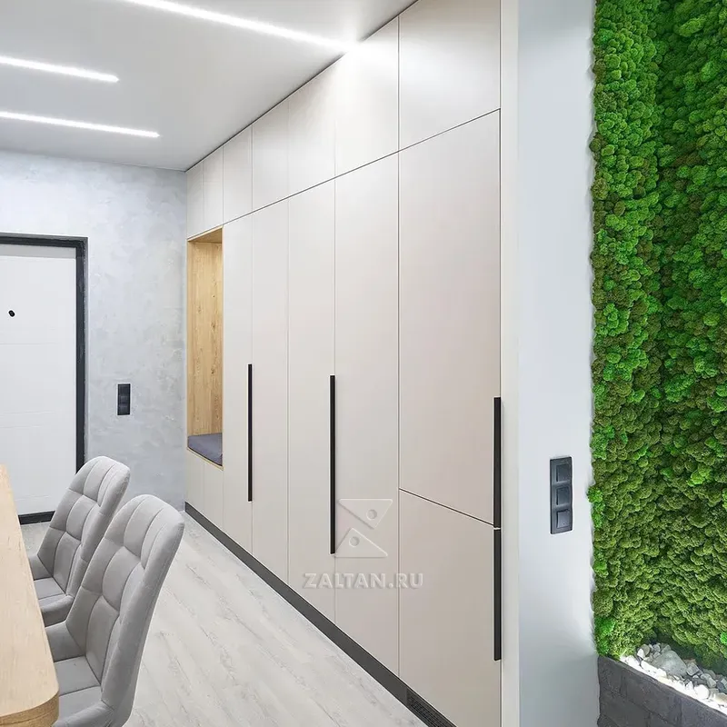 Белая прихожая в студии