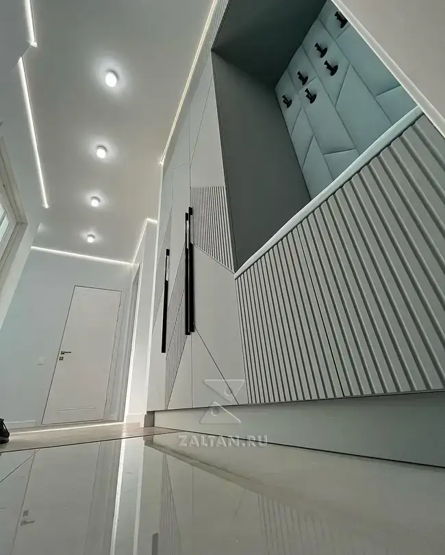 Интерьер прихожей с освещением