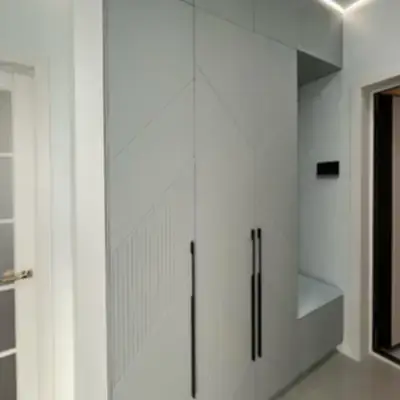 Современная прихожая с фрезеровкой