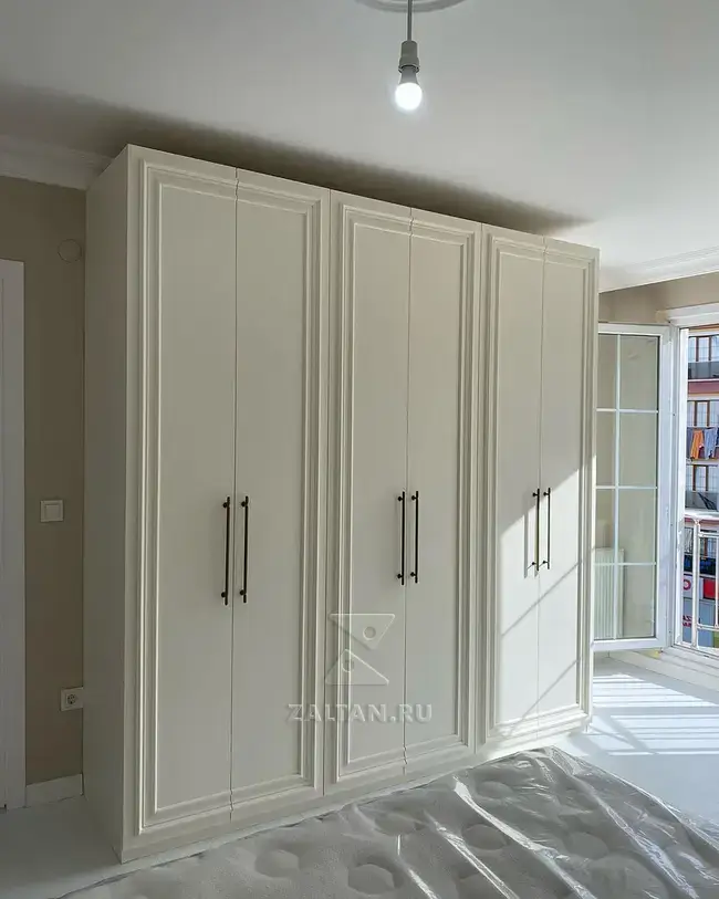 Белый шкаф в спальню неоклассика