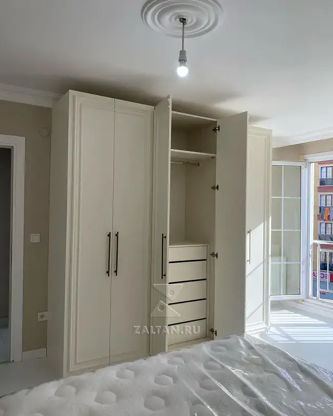 Распашной шкаф для спальни