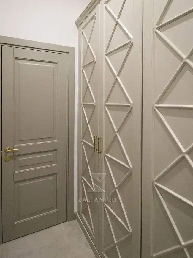 Серый шкаф от стены до стены