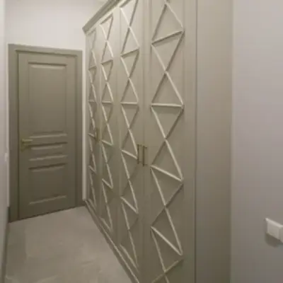 Гардеробный шкаф в прихожей