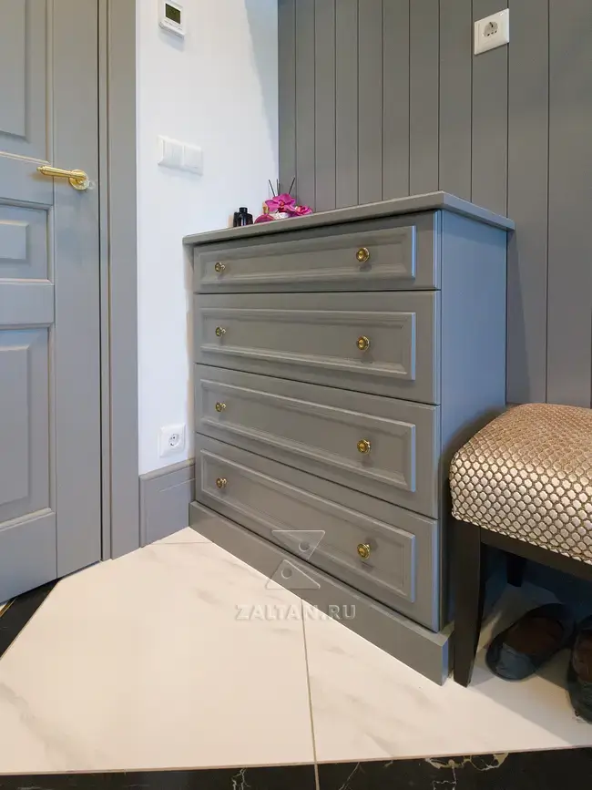 Классический комод в прихожую