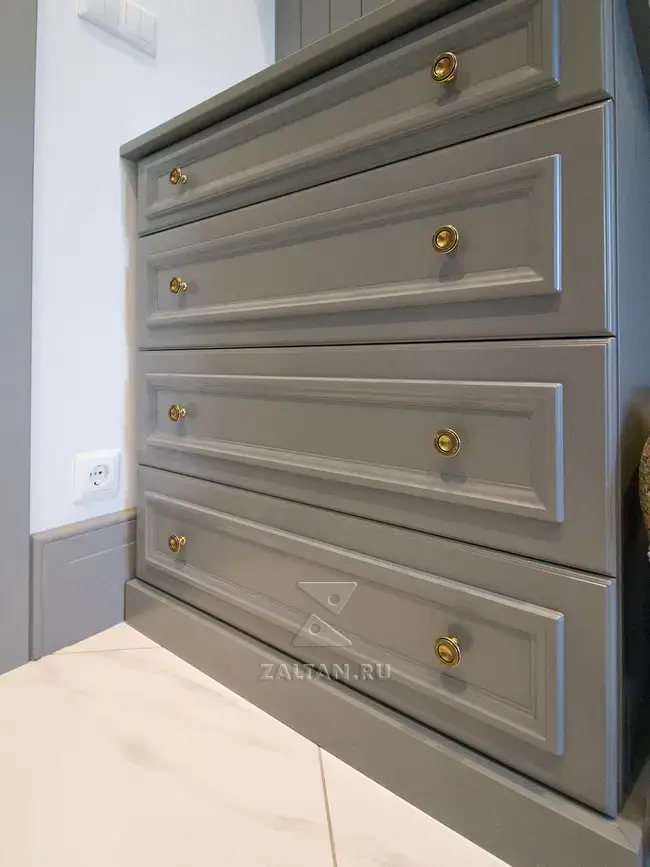 Серый классический комод