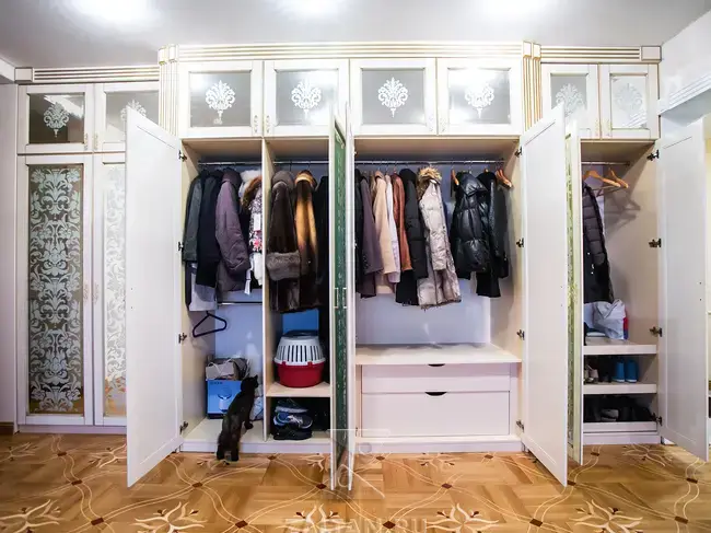 Большой вместительный шкаф в холл