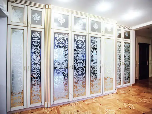 Большой зеркальный шкаф классика