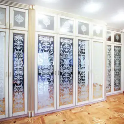 Большой зеркальный шкаф