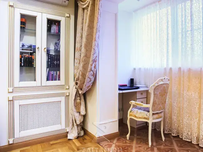 Книжные шкаф и рабочее место в спальне