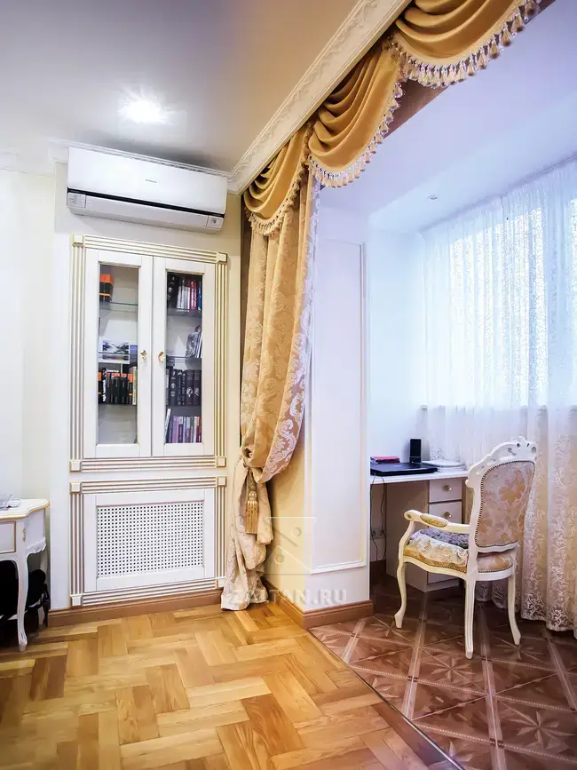 Шкаф для книг и рабочее место в спальне