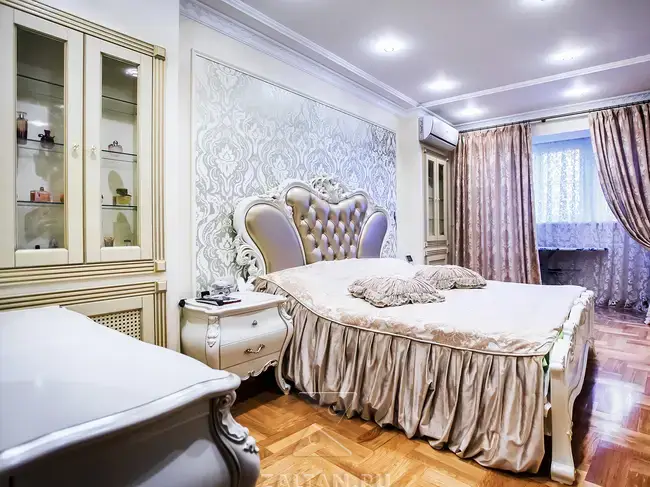 Шкафы серванты по бокам от кровати