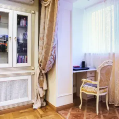 Рабочее место и книжный шкаф