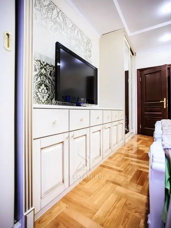 Мебель в спальню шкафы и ТВ тумба