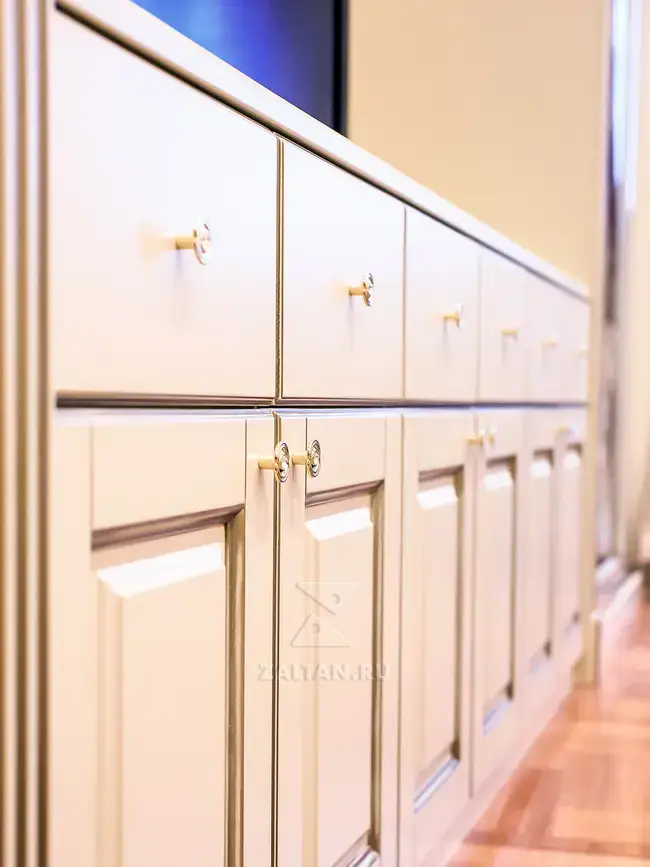 Тумба под телевизор в спальне