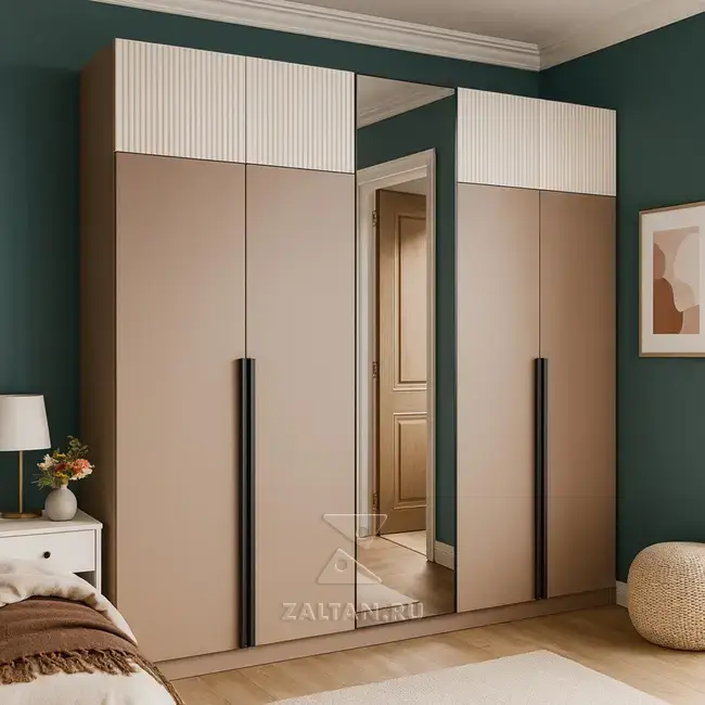 Шкаф бежевый с зеркалом реечный