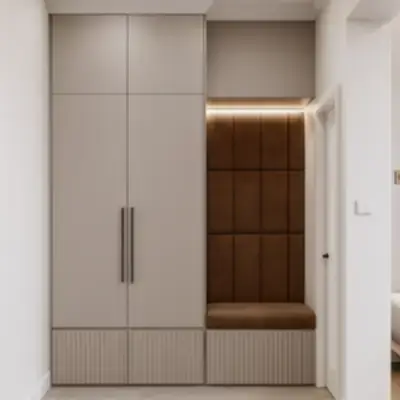 Встроенная прихожая с банкеткой