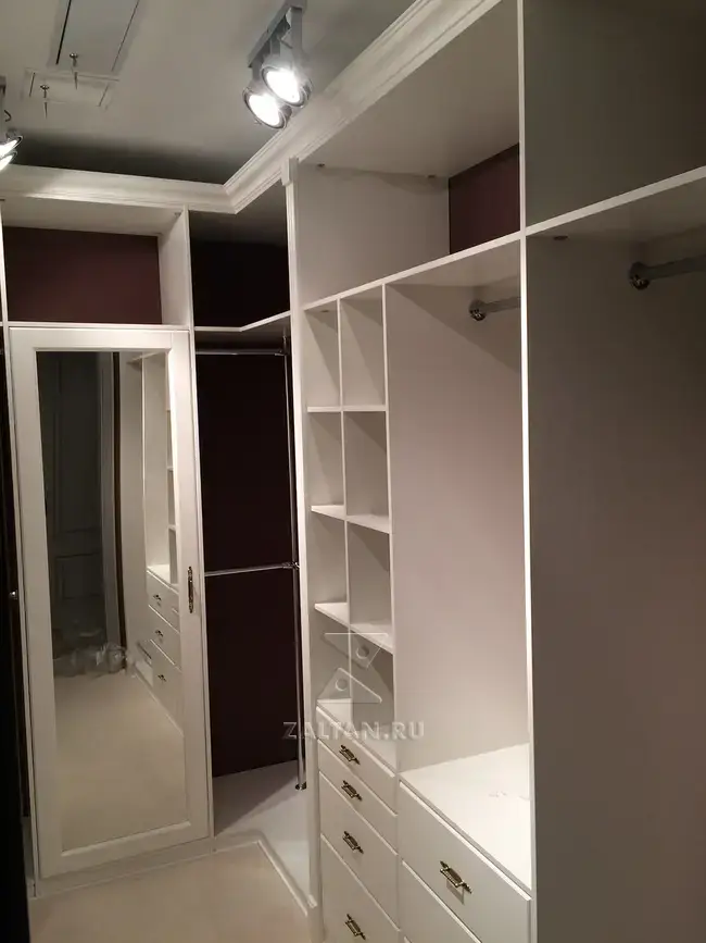 П-образная гардеробная комната