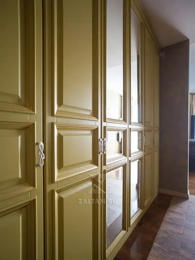 Большой распашной шкаф