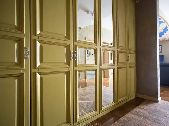 Классический шкаф в прихожую