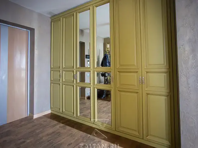 Шкаф в прихожую классика