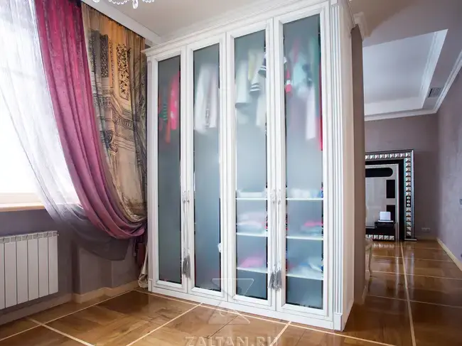 Шкаф с распашными дверьми